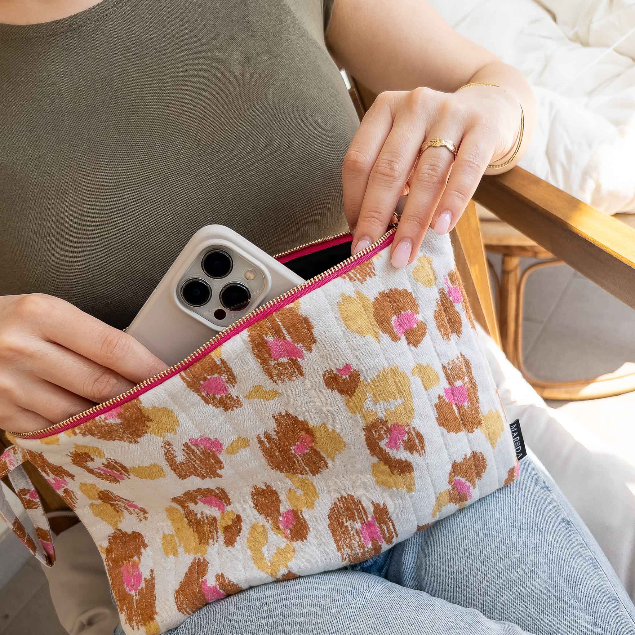 POCHETTE L - Pink Leo