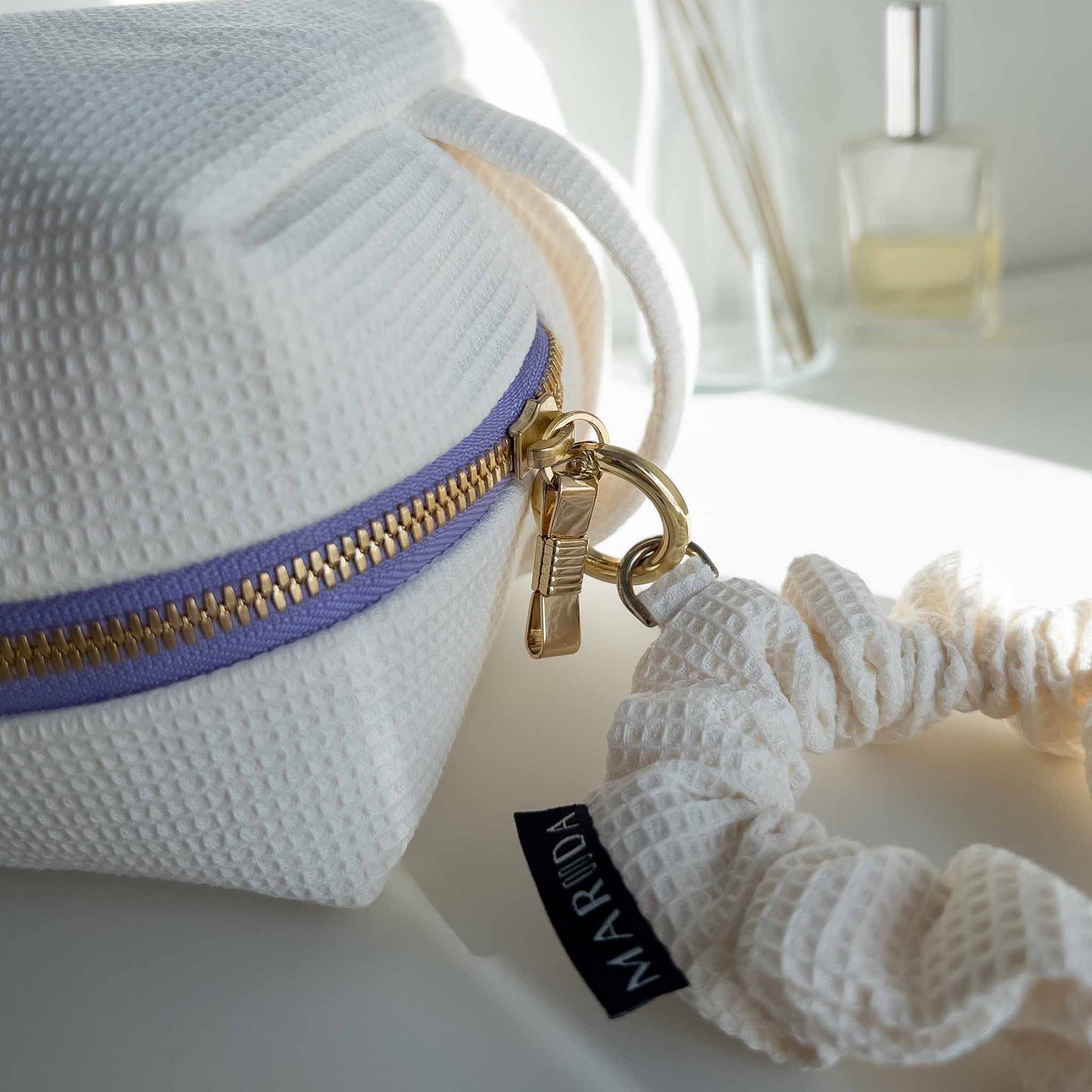 SET TROUSSE AMITHA + SCRUNCHIE TRAVEL MIDI - Missy White