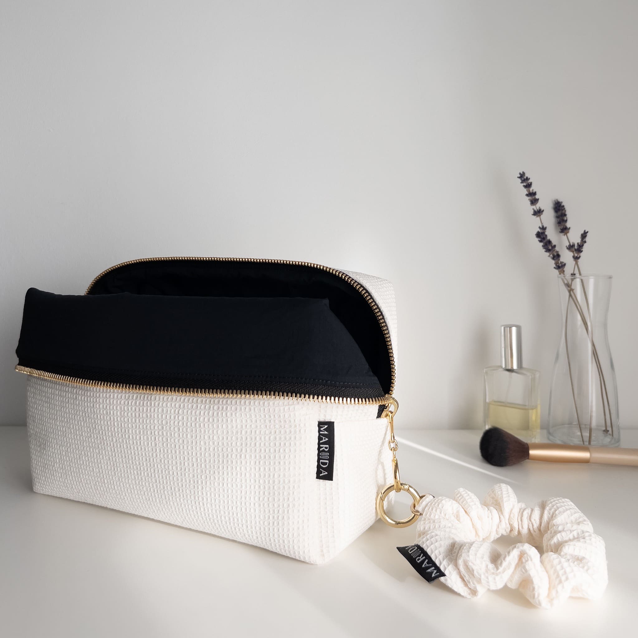 SET TROUSSE AMITHA + SCRUNCHIE TRAVEL MIDI - Missy White