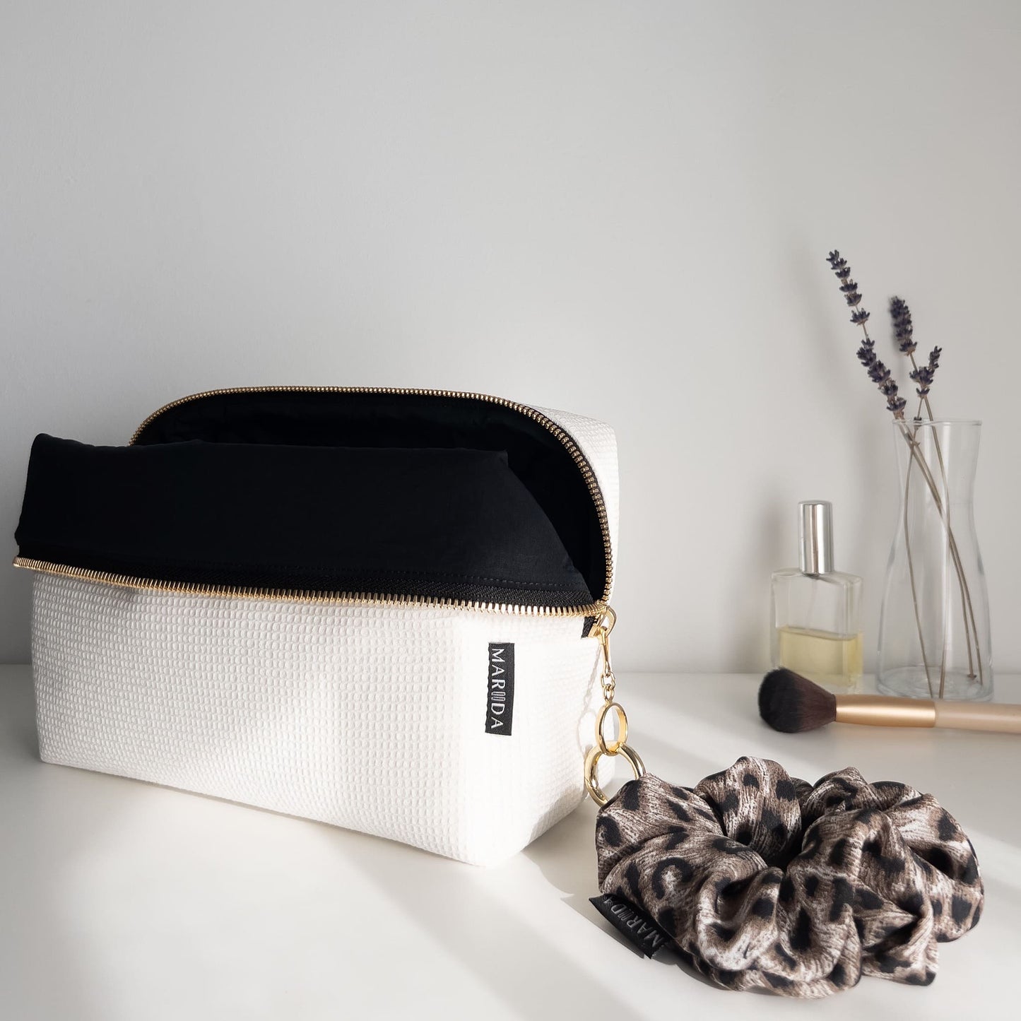 SET TROUSSE AMITHA + SCRUNCHIE TRAVEL LARGE - Missy White + Leopardo