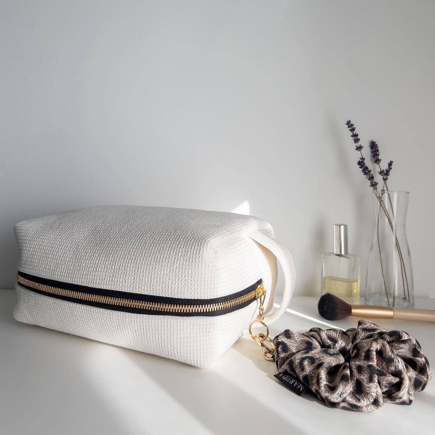 SET TROUSSE AMITHA + SCRUNCHIE TRAVEL LARGE - Missy White + Leopardo