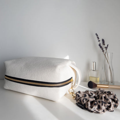SET TROUSSE AMITHA + SCRUNCHIE TRAVEL LARGE - Missy White + Leopardo