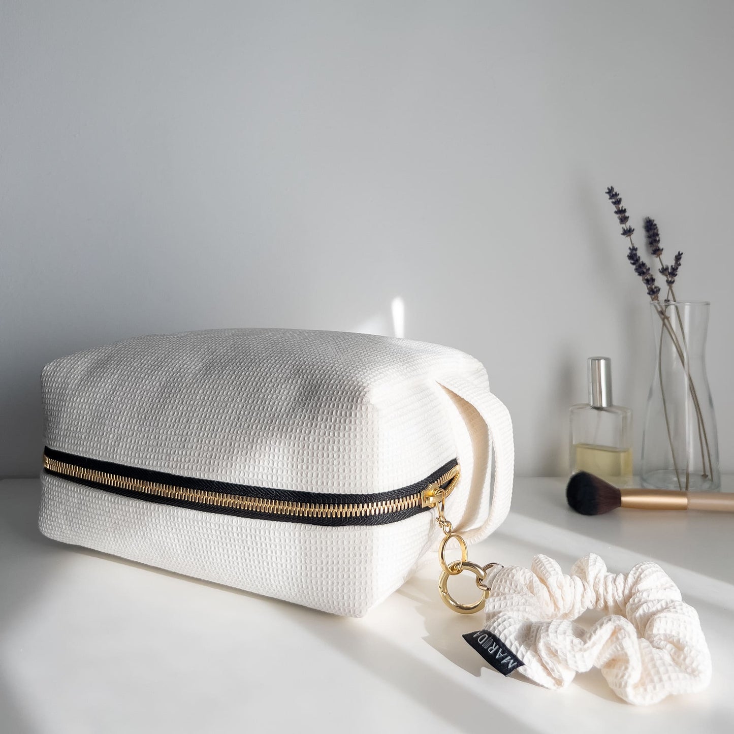 SET TROUSSE AMITHA + SCRUNCHIE TRAVEL MIDI - Missy White