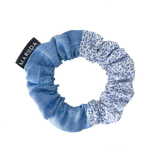 scrunchie midi in tessuto-riciclato azzurro e bianco con fiorellini azzurri