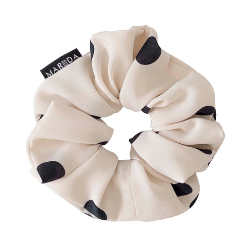 Scrunchie large in tessuto riciclato bianco con pois neri